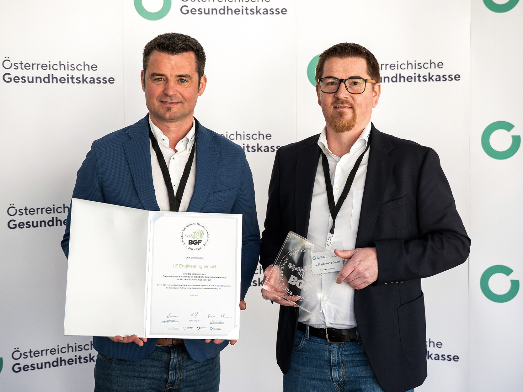 Jürgen Leutgeb und Andreas Frandl mit Urkunde und Award zur BFG Gesundheitsförderung